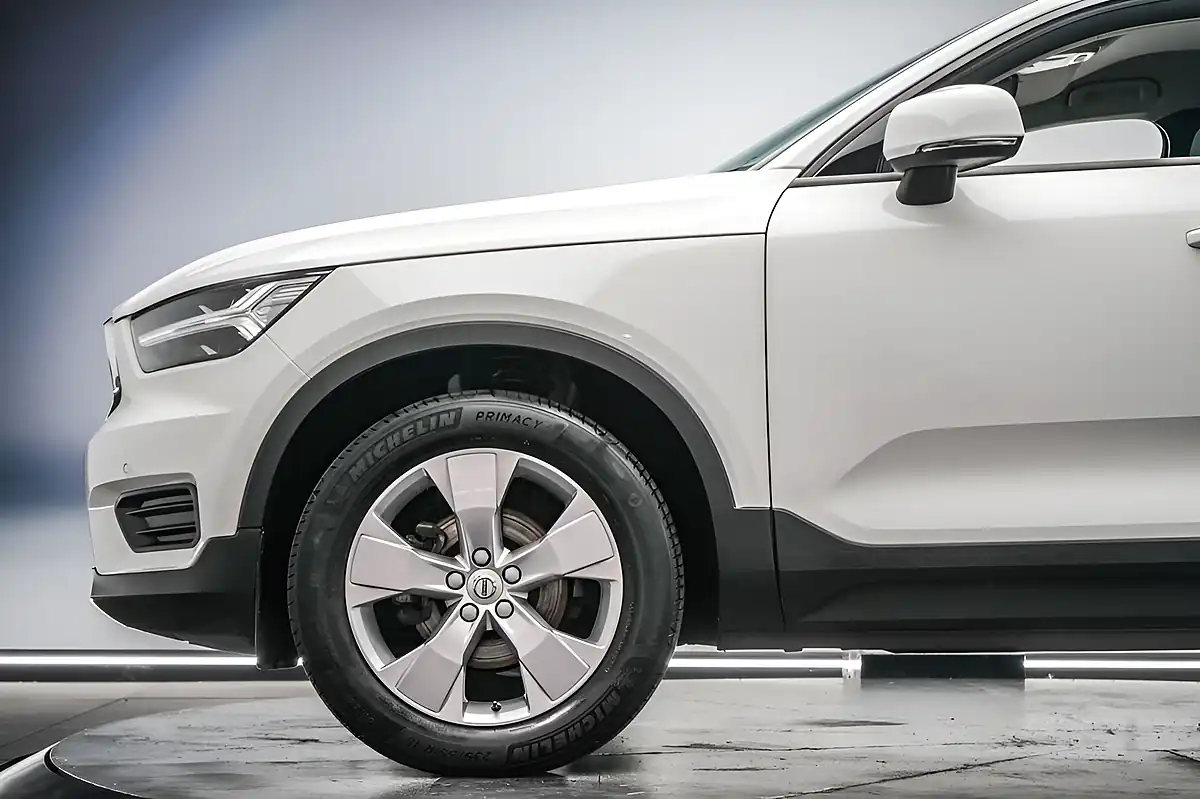 Used 2020 Volvo XC40 Momentum White - Interior and Exterior details 11