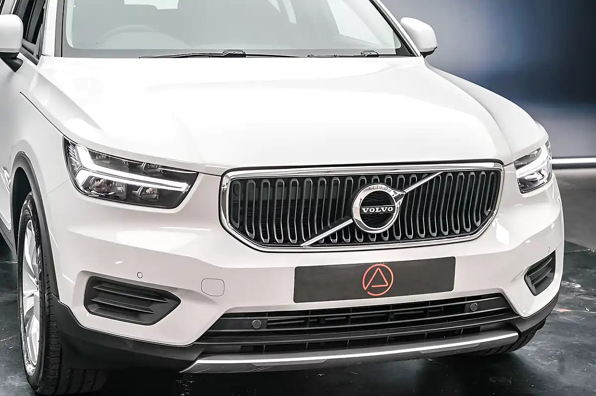 Used 2020 Volvo XC40 Momentum White - Interior and Exterior details 12