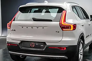 Used 2020 Volvo XC40 Momentum White - Interior and Exterior details 13