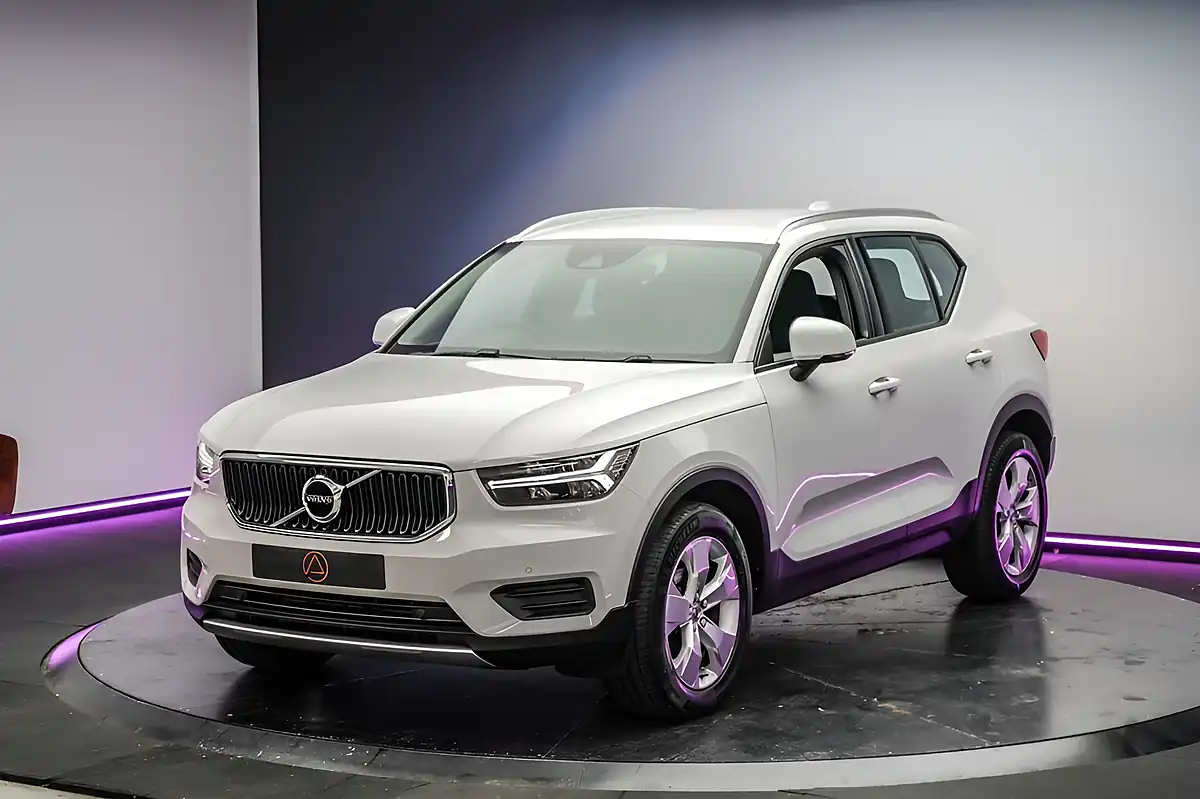 Used 2020 Volvo XC40 Momentum White - Interior and Exterior details 14