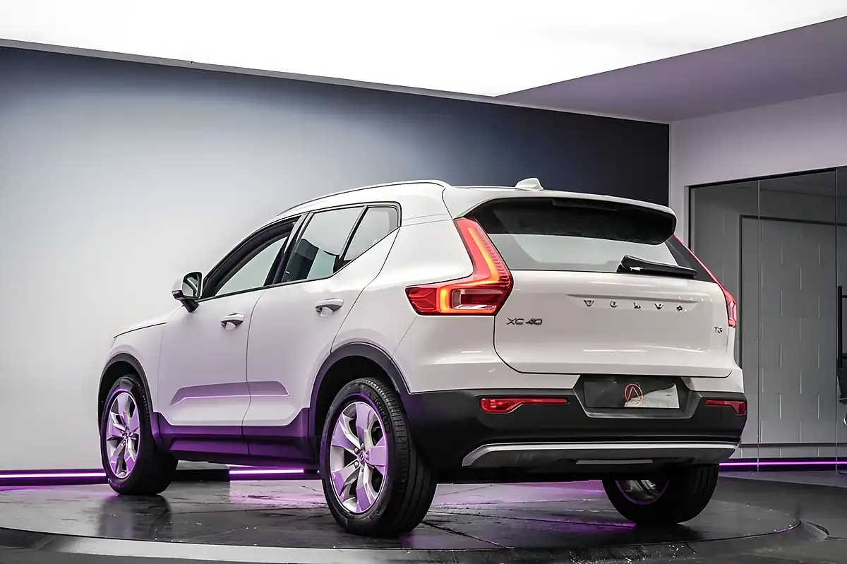 Used 2020 Volvo XC40 Momentum White - Interior and Exterior details 15