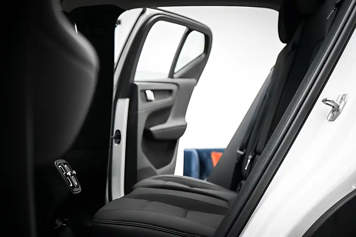 Used 2020 Volvo XC40 Momentum White - Interior and Exterior details 16