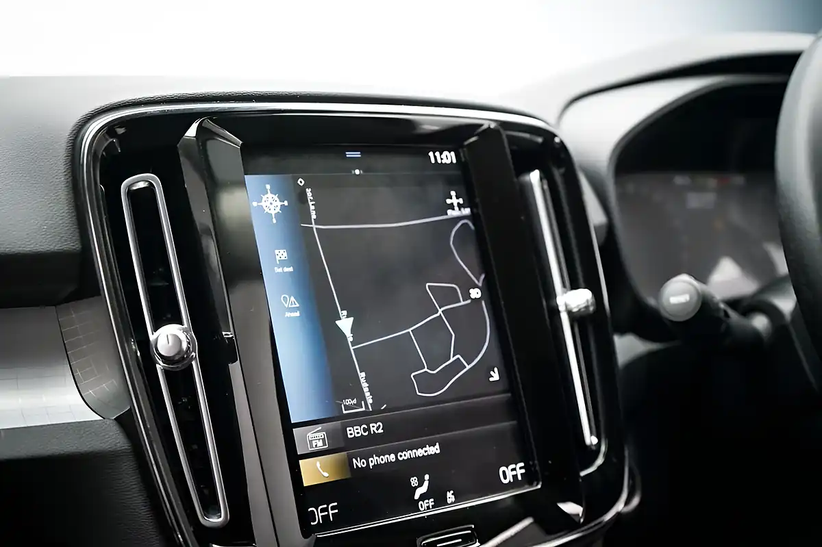Used 2020 Volvo XC40 Momentum White - Interior and Exterior details 18