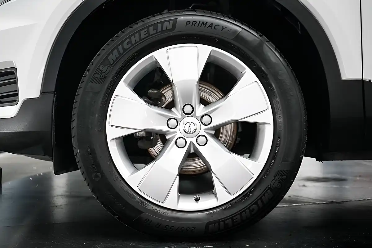 Used 2020 Volvo XC40 Momentum White - Interior and Exterior details 19