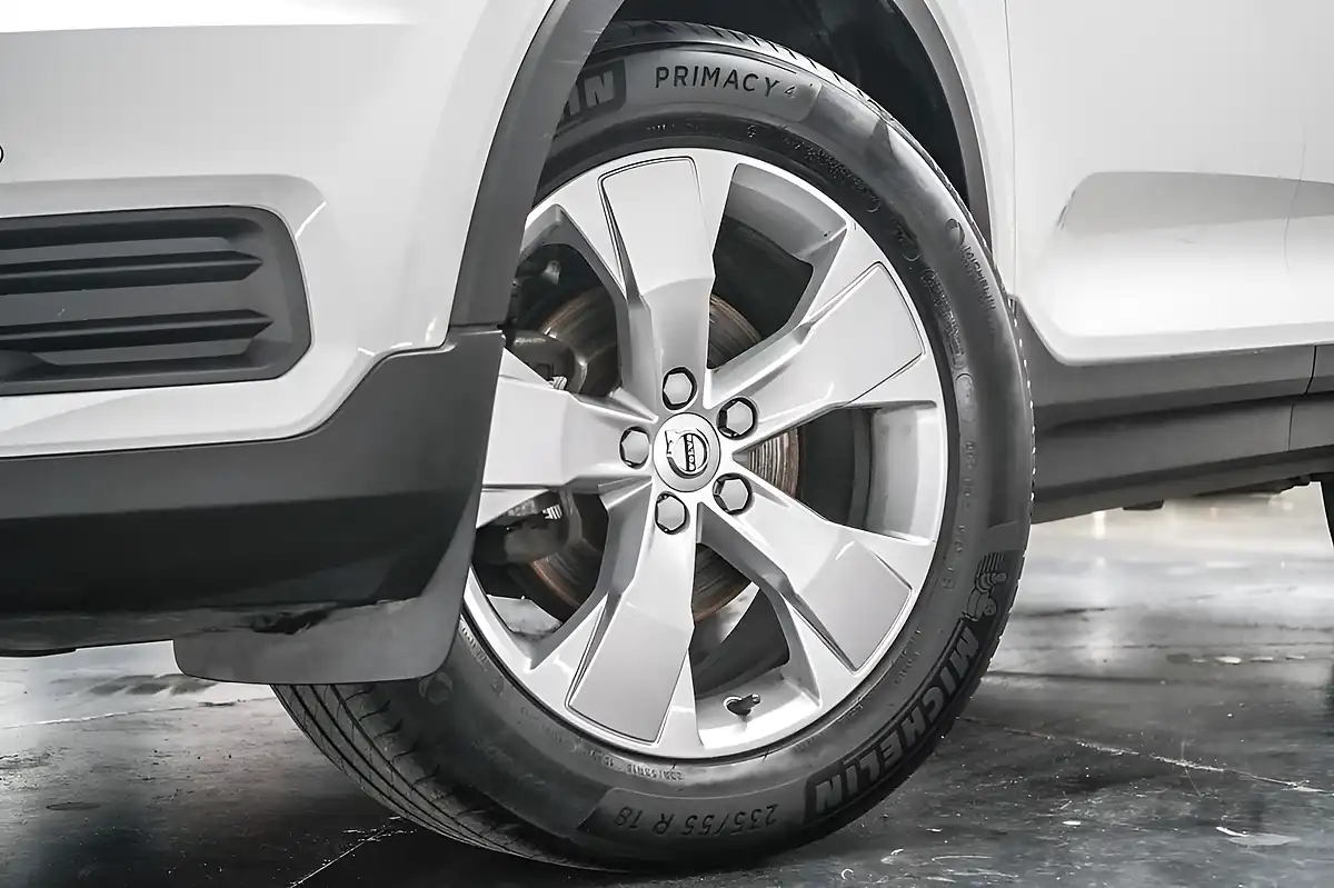 Used 2020 Volvo XC40 Momentum White - Interior and Exterior details 2
