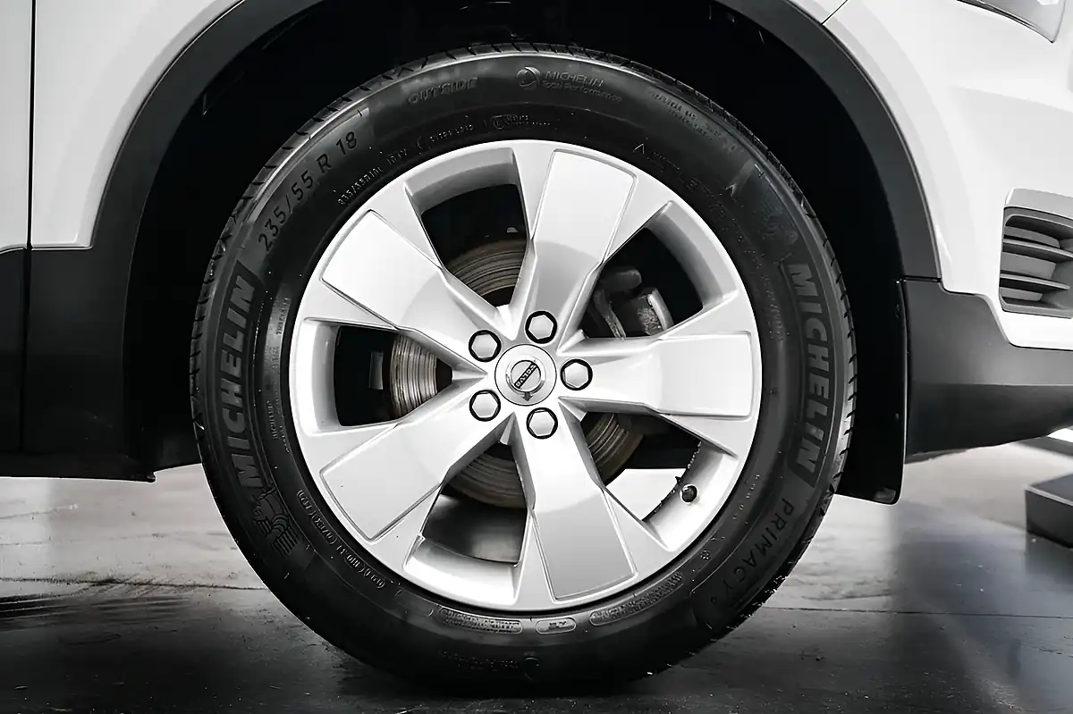 Used 2020 Volvo XC40 Momentum White - Interior and Exterior details 20