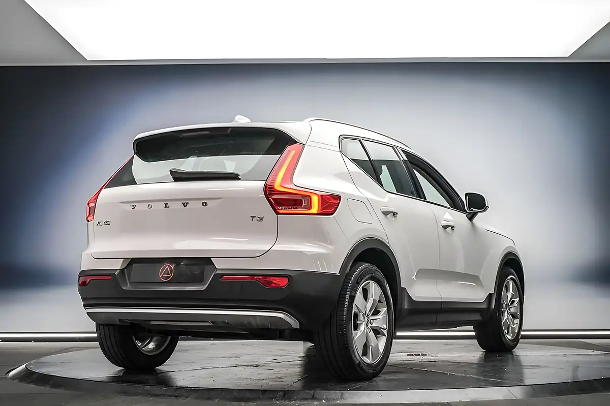 Used 2020 Volvo XC40 Momentum White - Interior and Exterior details 3