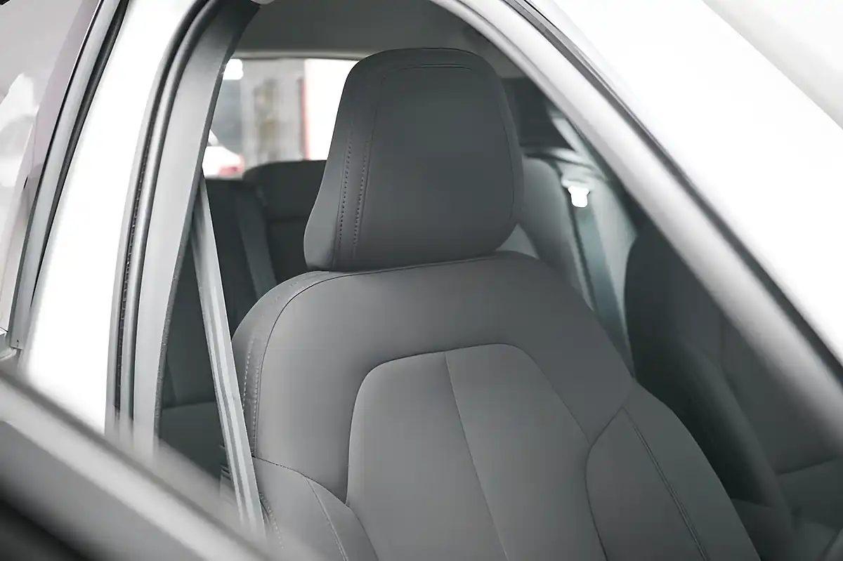 Used 2020 Volvo XC40 Momentum White - Interior and Exterior details 4