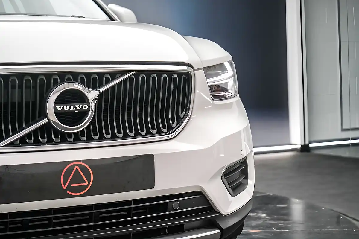 Used 2020 Volvo XC40 Momentum White - Interior and Exterior details 5