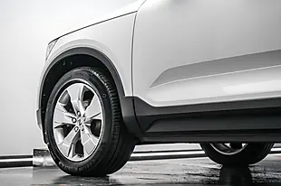 Used 2020 Volvo XC40 Momentum White - Interior and Exterior details 7
