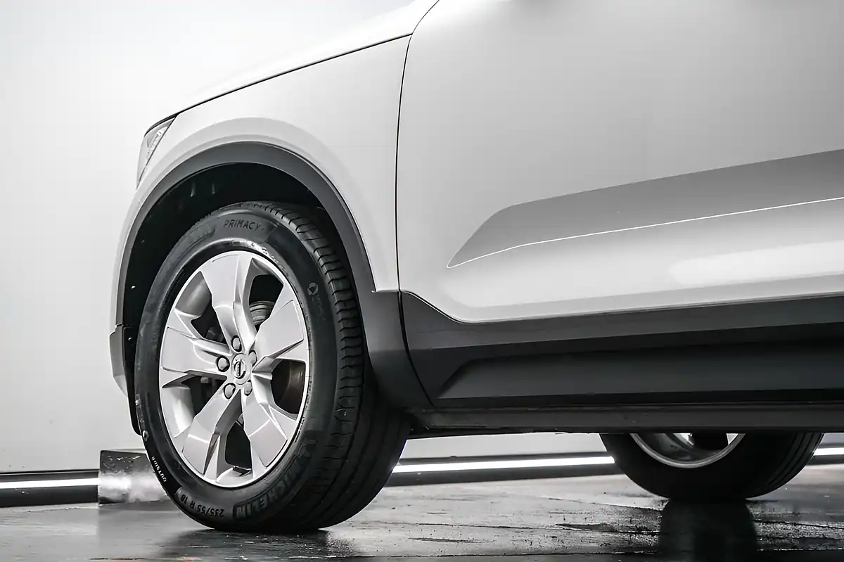 Used 2020 Volvo XC40 Momentum White - Interior and Exterior details 7