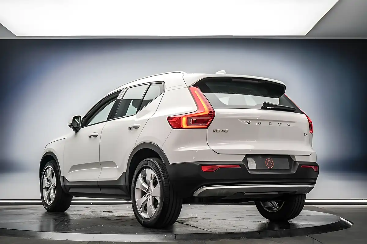 Used 2020 Volvo XC40 Momentum White - Interior and Exterior details 8