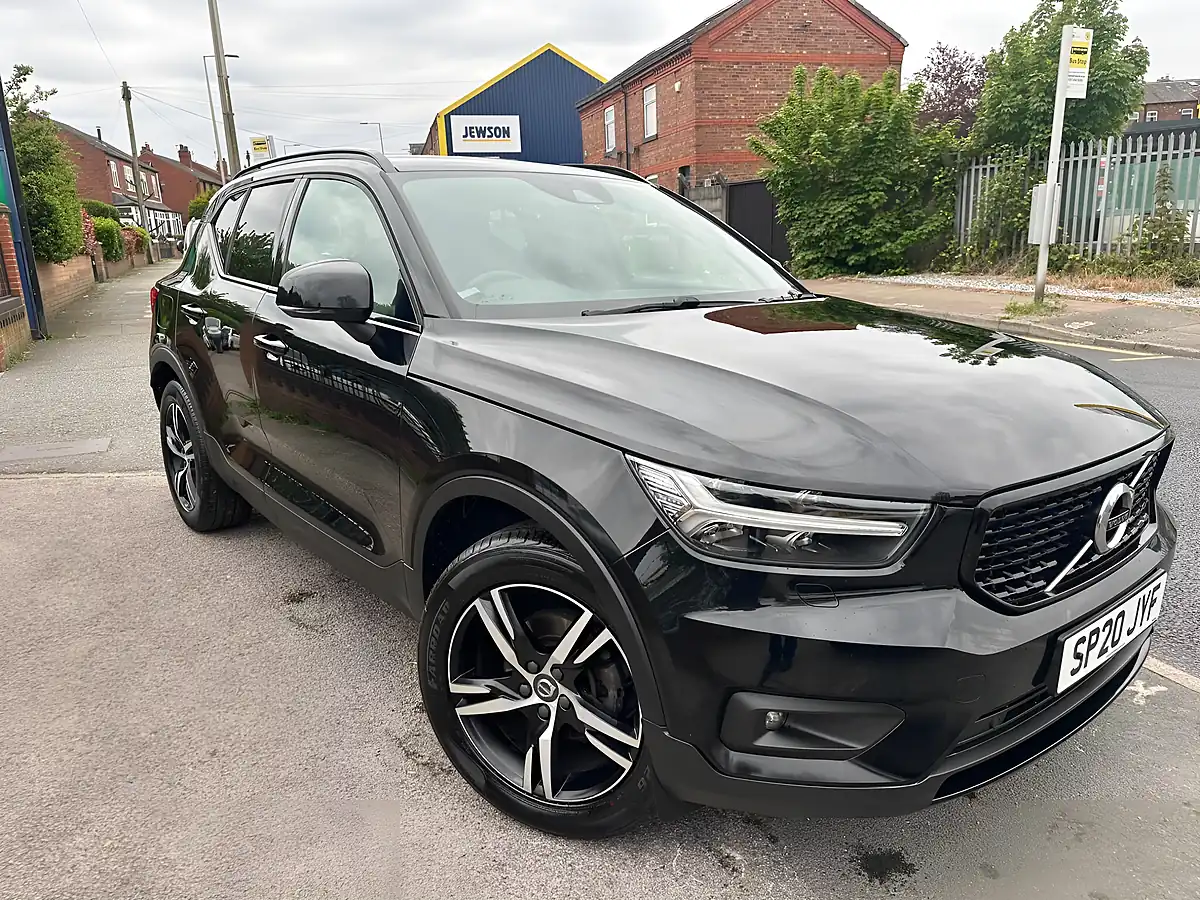 Used 2020 Volvo XC40 R-Design Black - Front View