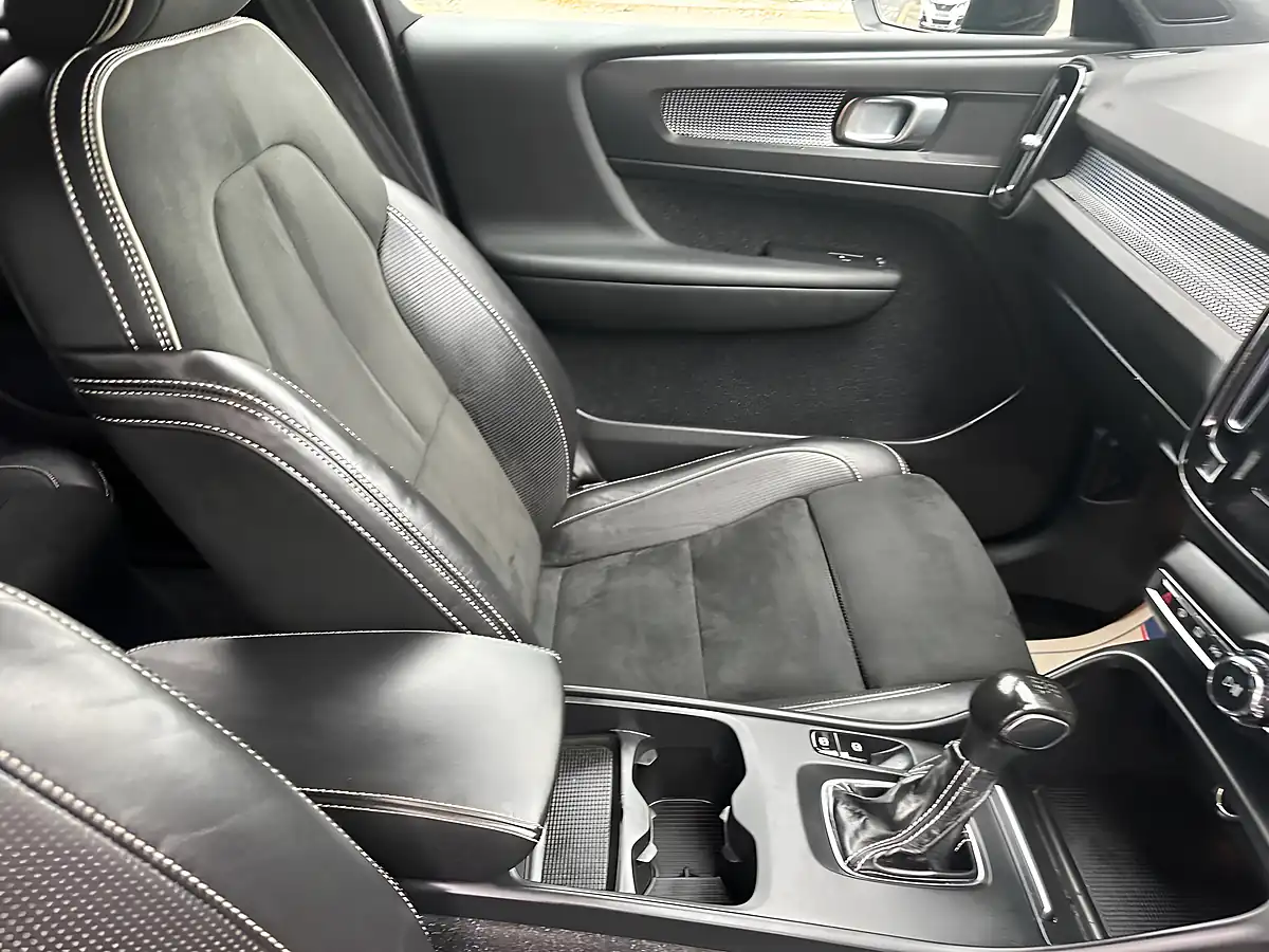 Used 2020 Volvo XC40 R-Design Black - Interior and Exterior details 17