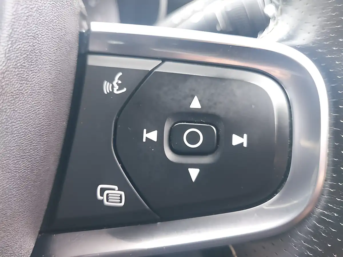 Used 2020 Volvo XC40 R-Design Black - Interior and Exterior details 17