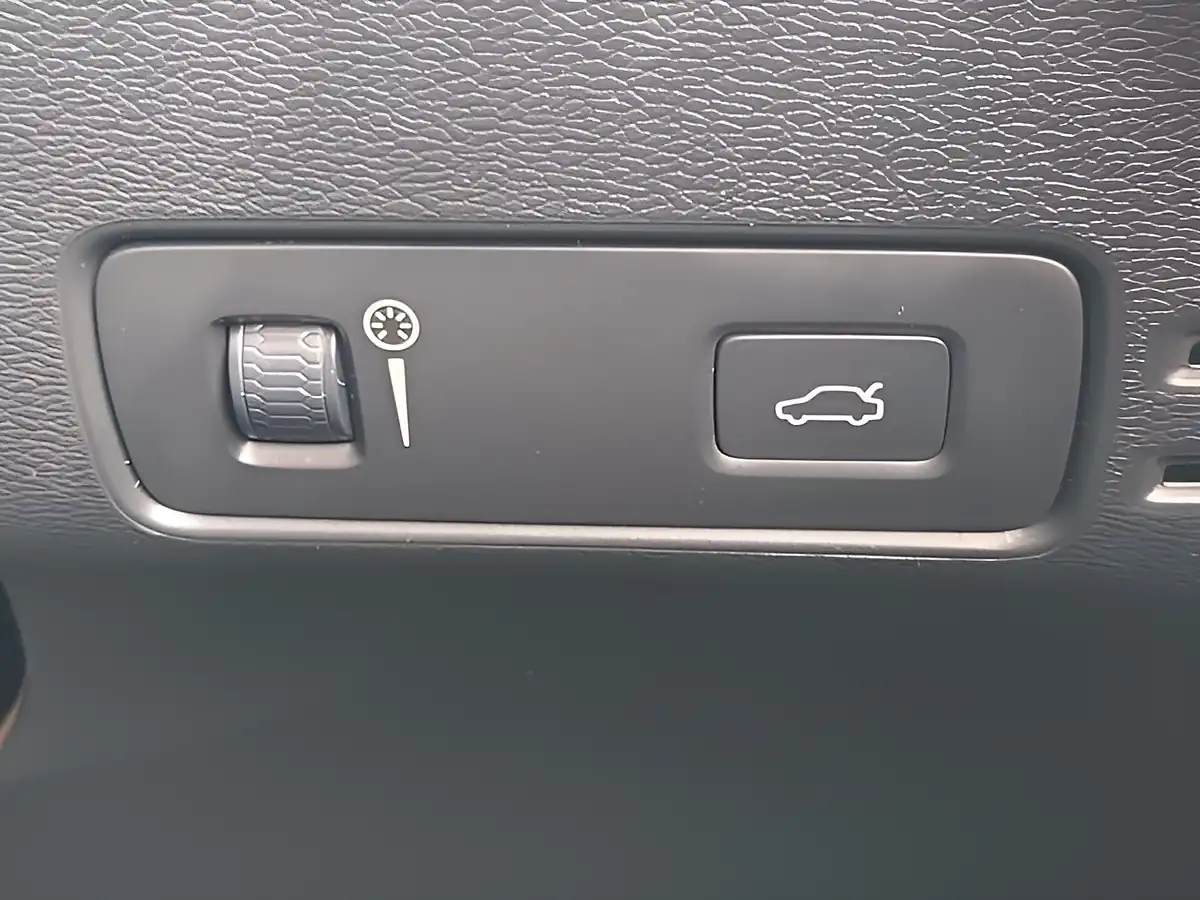 Used 2020 Volvo XC40 R-Design Black - Interior and Exterior details 20