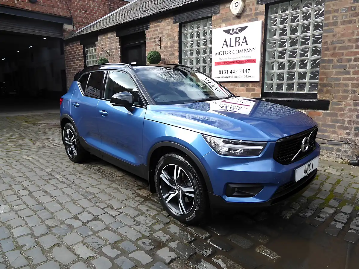 Used 2020 Volvo XC40 R-Design Blue - Front View