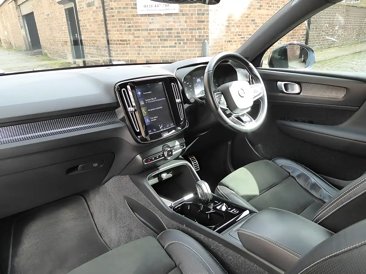 Used 2020 Volvo XC40 R-Design Blue - Interior and Exterior details 14