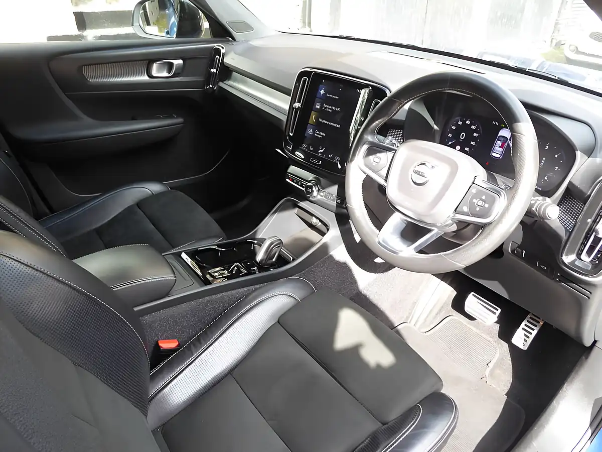Used 2020 Volvo XC40 R-Design Blue - Interior and Exterior details 15
