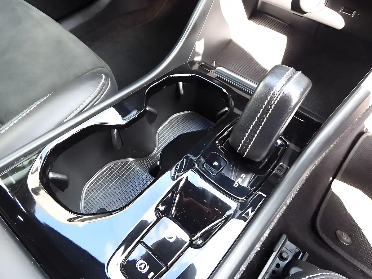 Used 2020 Volvo XC40 R-Design Blue - Interior and Exterior details 16
