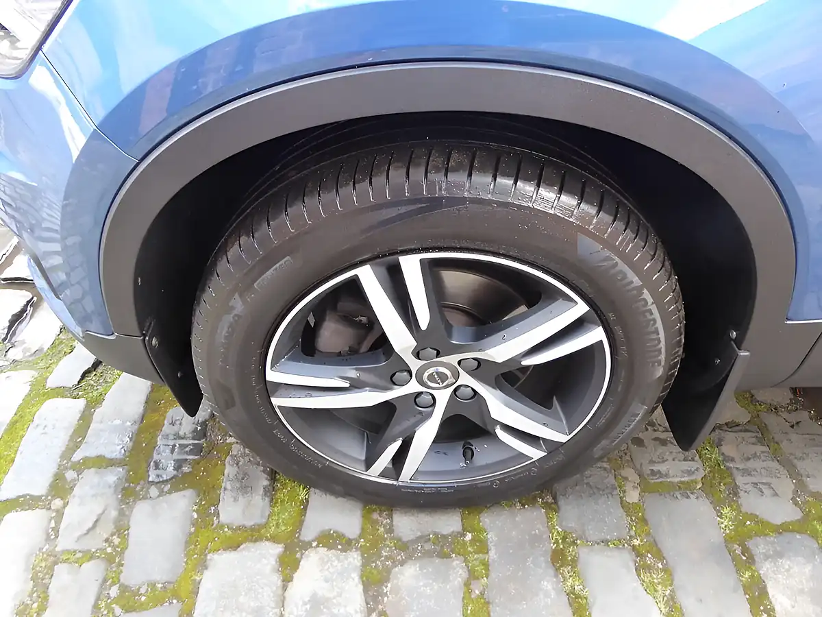 Used 2020 Volvo XC40 R-Design Blue - Interior and Exterior details 9
