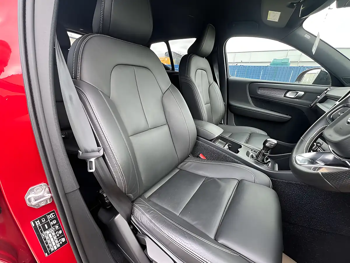 Used 2020 Volvo XC40 R-Design Fusion Red - Interior and Exterior details 16