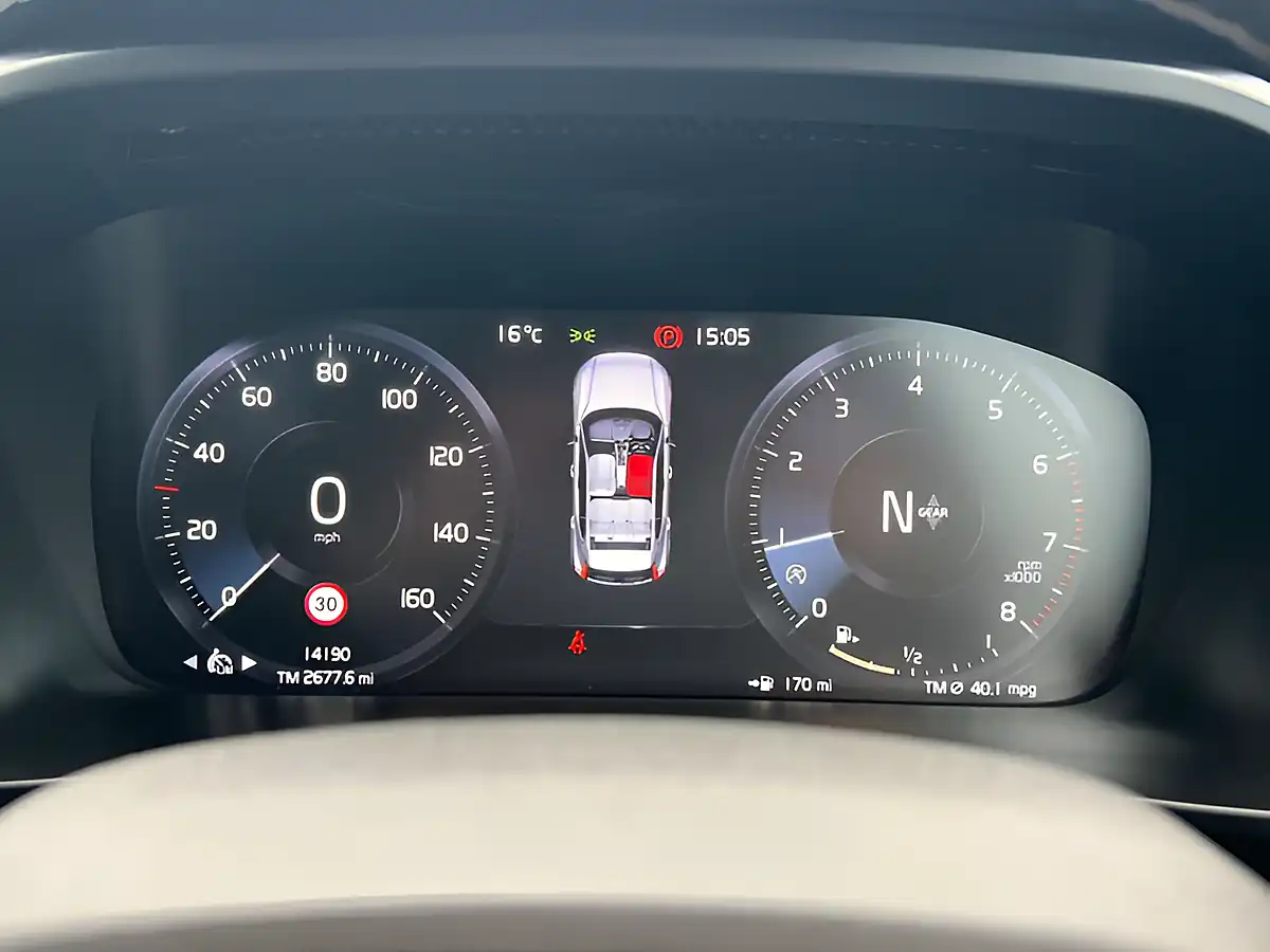 Used 2020 Volvo XC40 R-Design Fusion Red - Interior and Exterior details 18