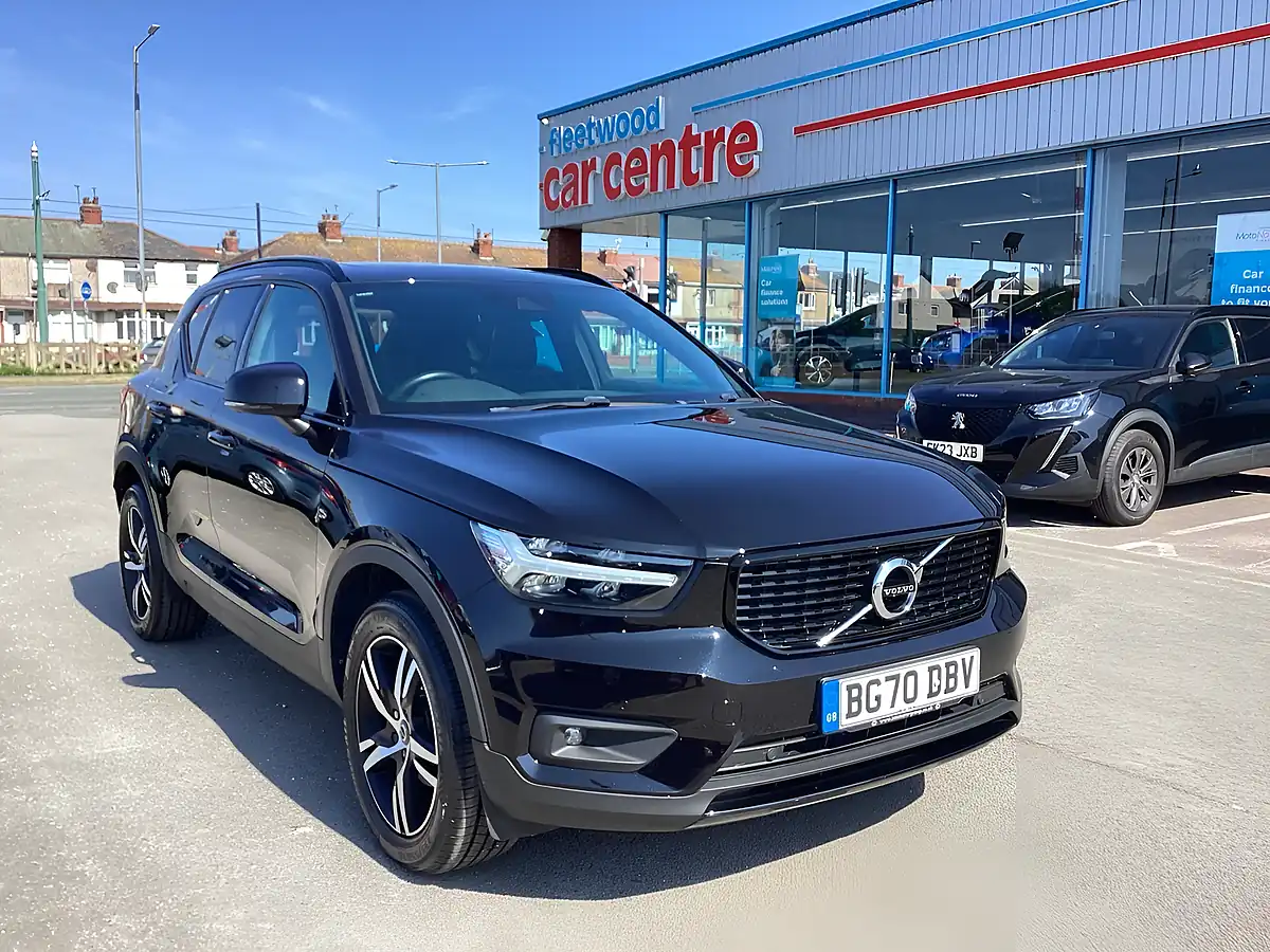 Used 2020 Volvo XC40 R-Design Onyx Black - Front View