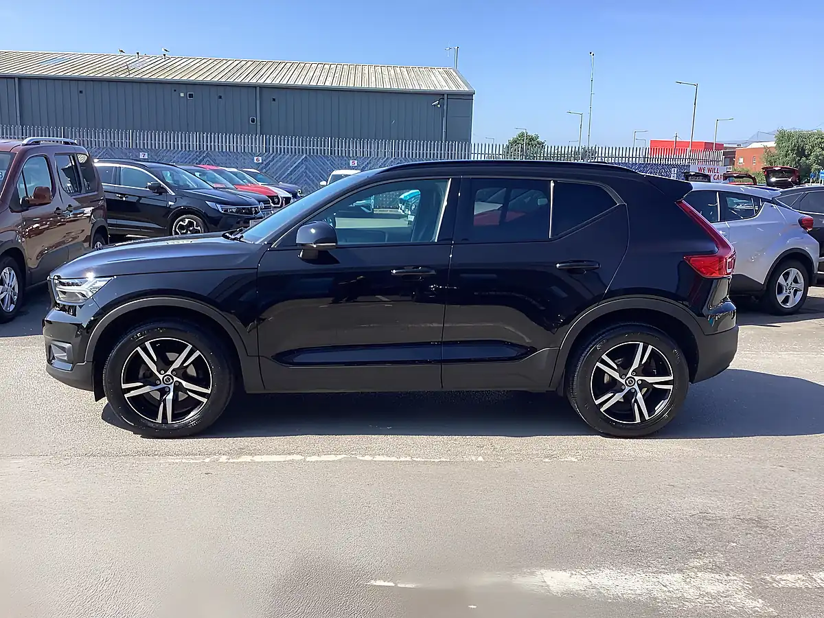 Used 2020 Volvo XC40 R-Design Onyx Black - Interior and Exterior details 11