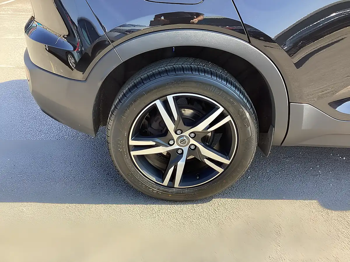 Used 2020 Volvo XC40 R-Design Onyx Black - Interior and Exterior details 14