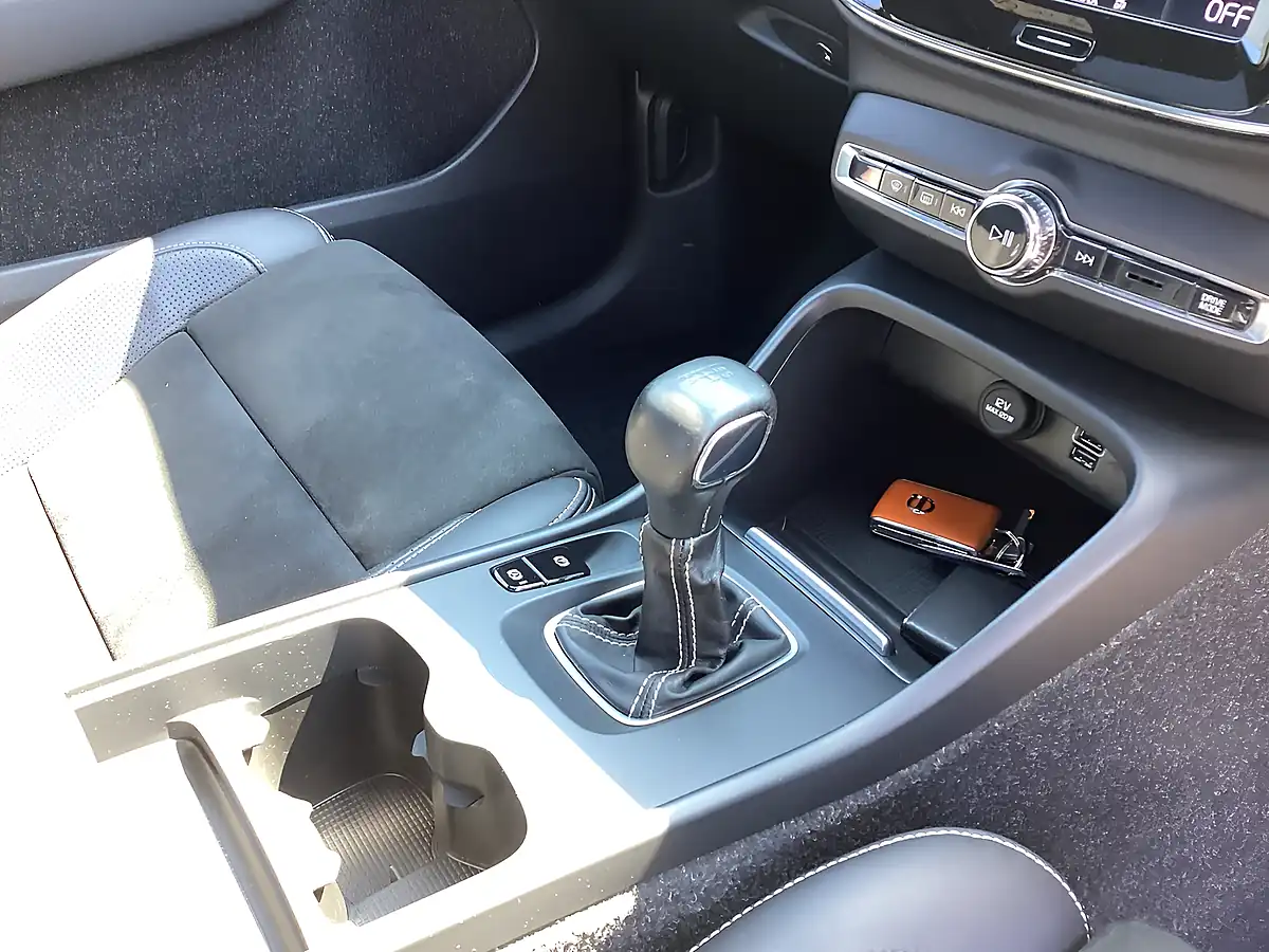 Used 2020 Volvo XC40 R-Design Onyx Black - Interior and Exterior details 15