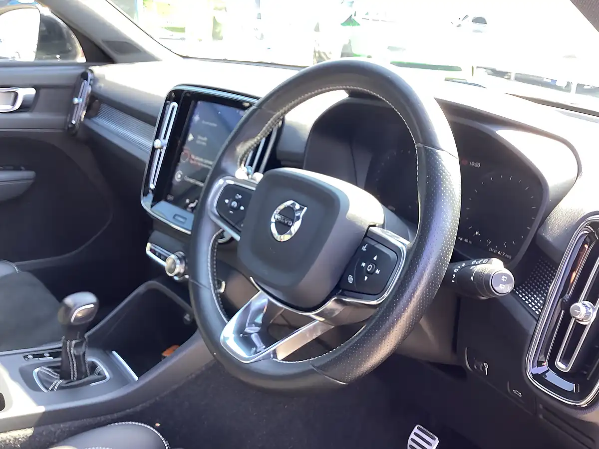 Used 2020 Volvo XC40 R-Design Onyx Black - Interior and Exterior details 7