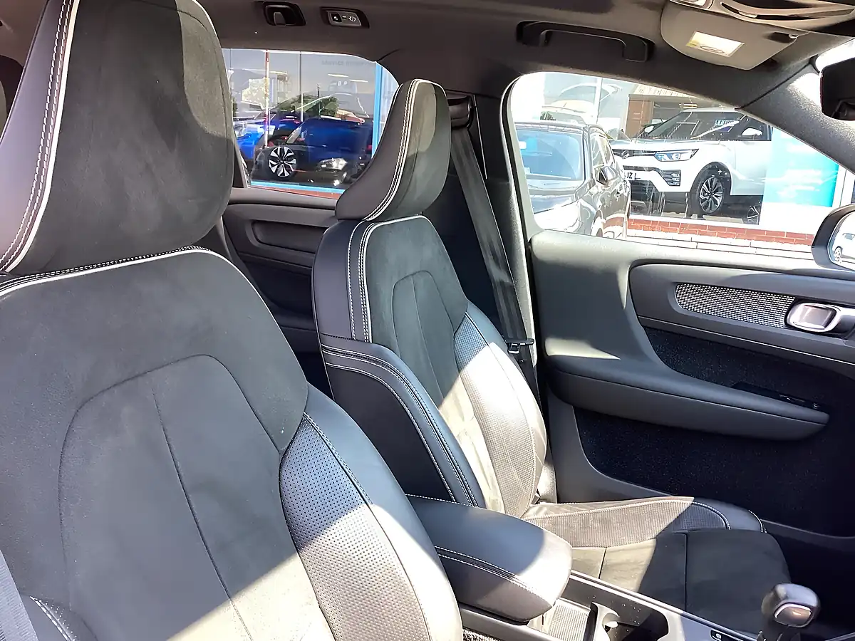 Used 2020 Volvo XC40 R-Design Onyx Black - Interior and Exterior details 8
