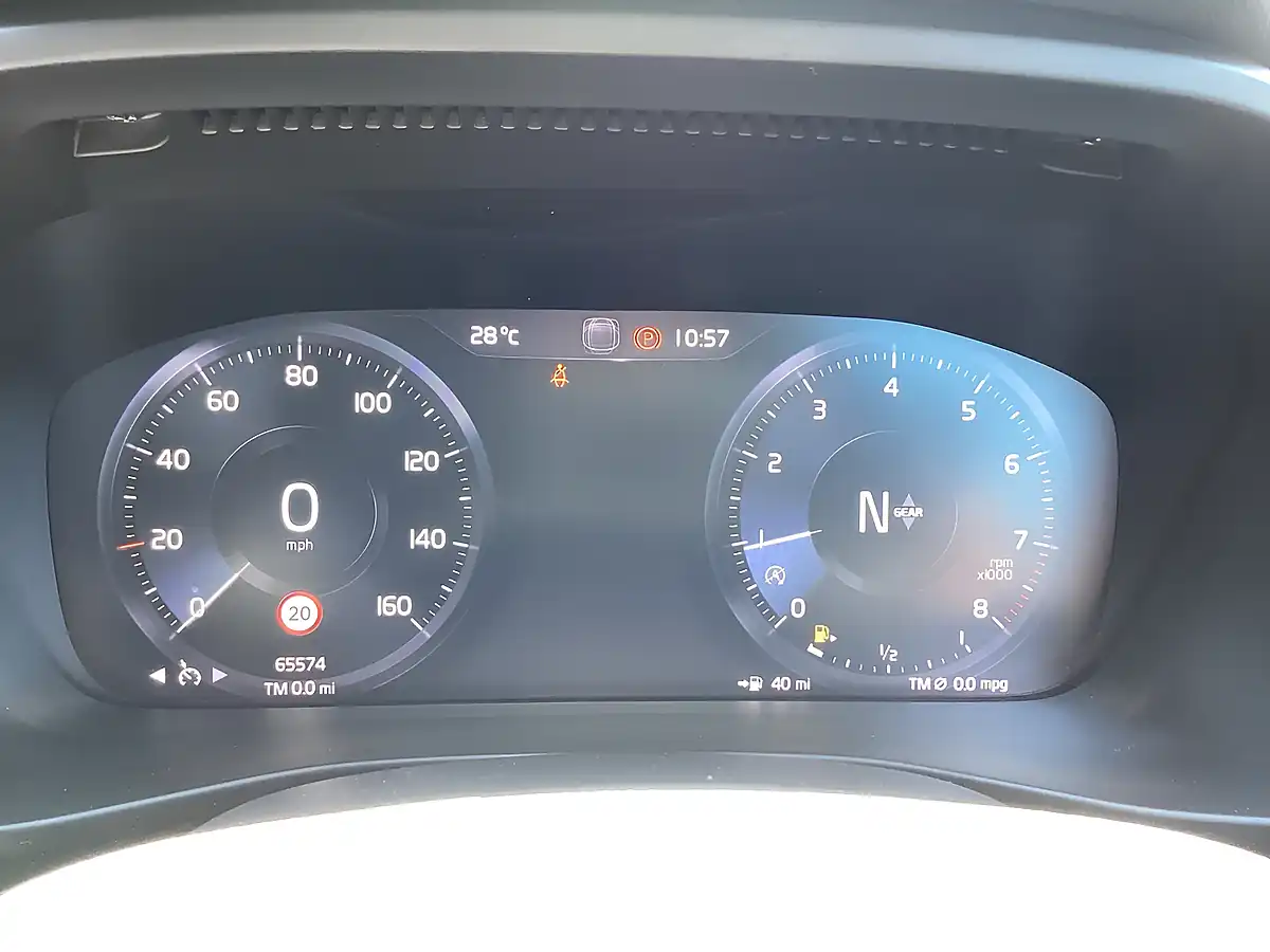 Used 2020 Volvo XC40 R-Design Onyx Black - Interior and Exterior details 9