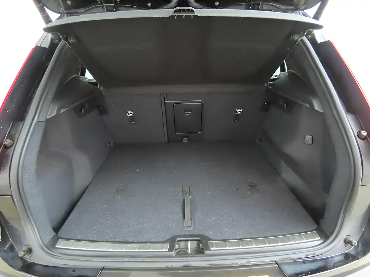 Used 2020 Volvo XC40 R-Design Pro Black - Interior and Exterior details 12