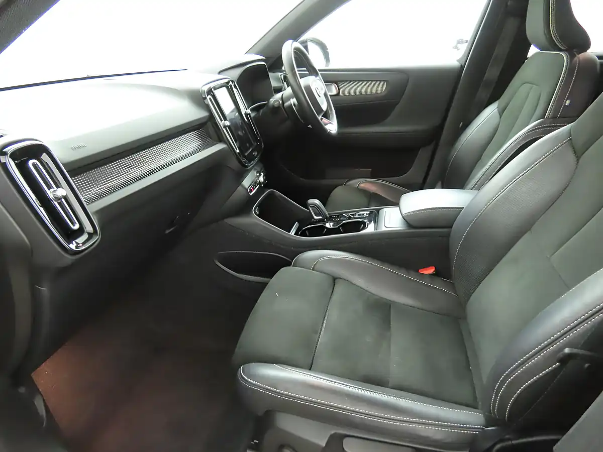 Used 2020 Volvo XC40 R-Design Pro Black - Interior and Exterior details 9