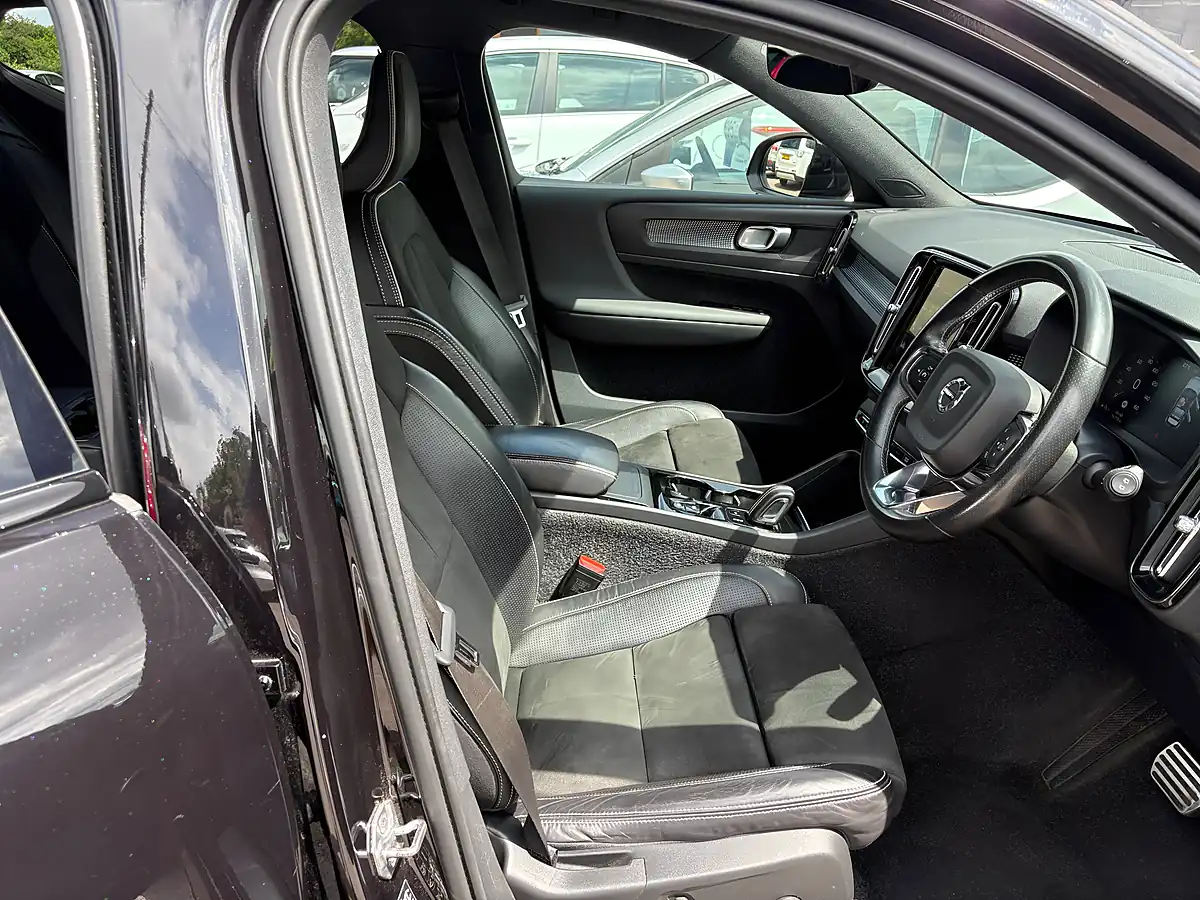 Used 2020 Volvo XC40 R-Design Pro Black - Interior and Exterior details 10