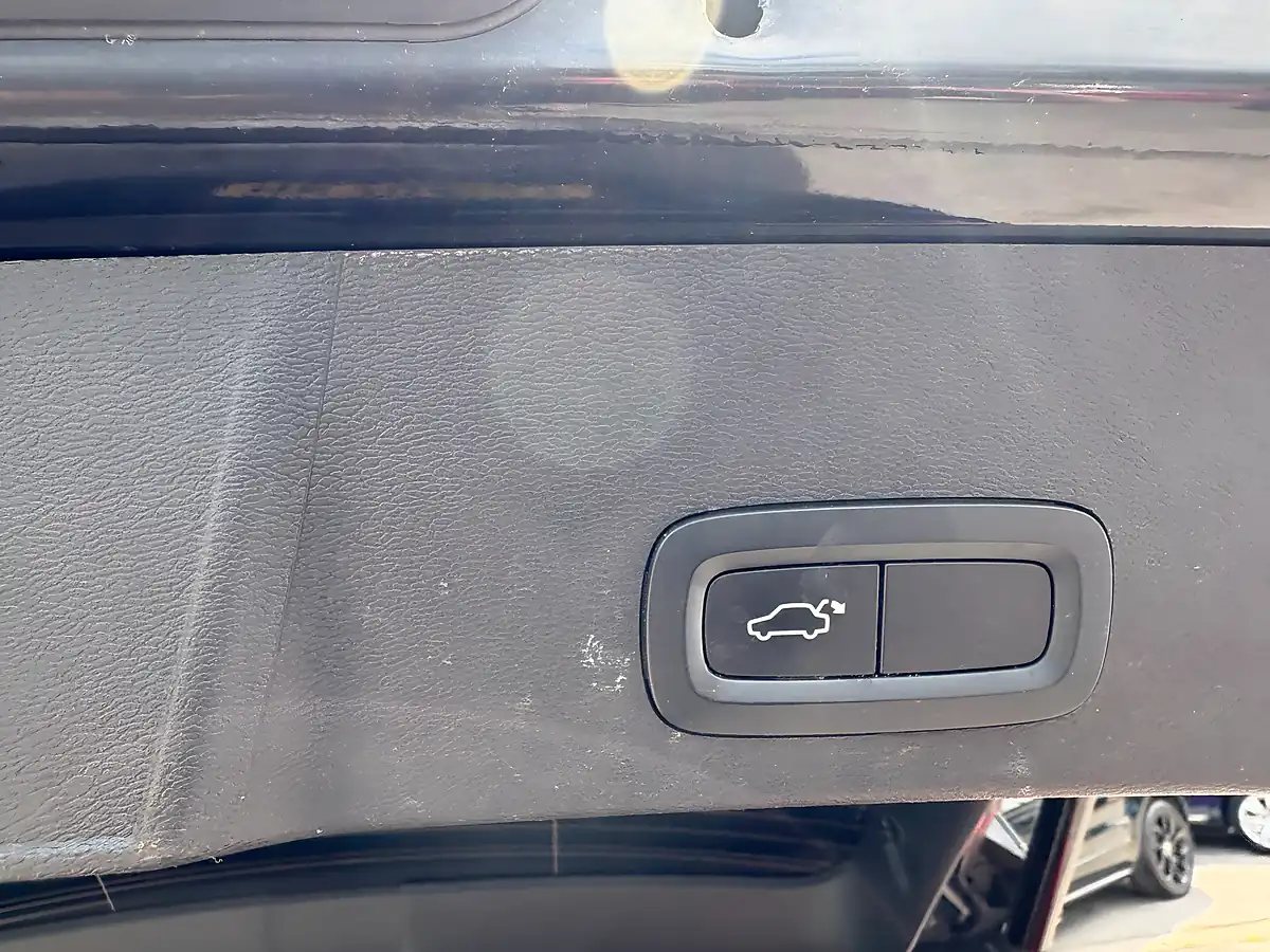 Used 2020 Volvo XC40 R-Design Pro Black - Interior and Exterior details 17
