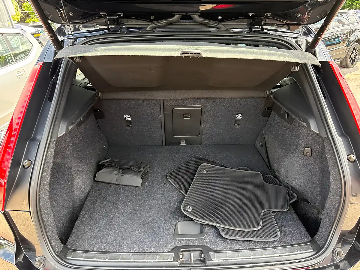 Used 2020 Volvo XC40 R-Design Pro Black - Interior and Exterior details 20