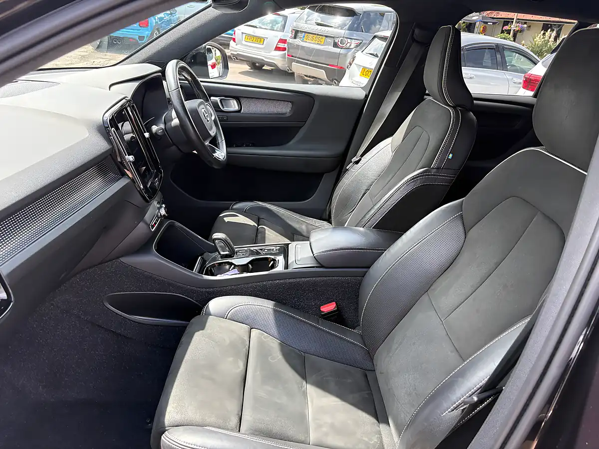 Used 2020 Volvo XC40 R-Design Pro Black - Interior and Exterior details 9