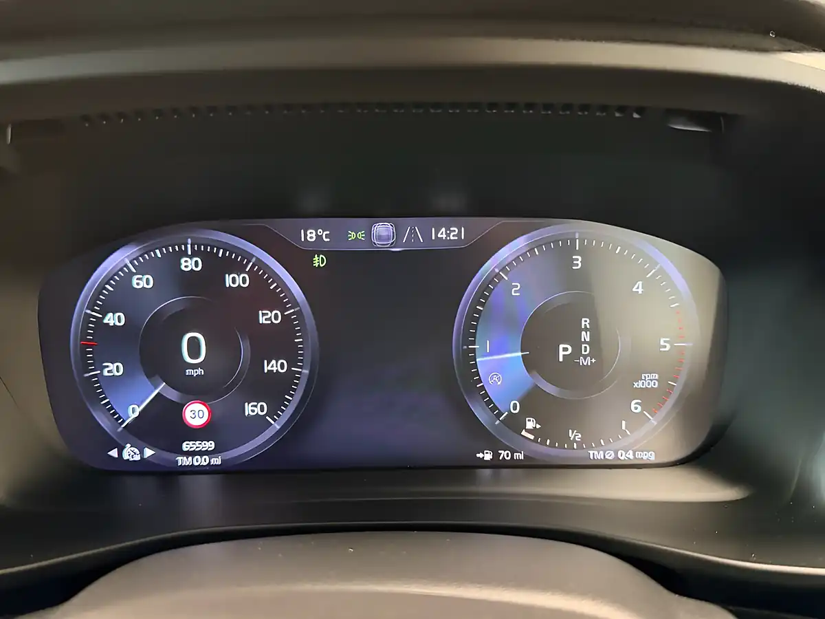 Used 2020 Volvo Xc40 R-Design Pro Bursting Blue - Interior and Exterior details 12