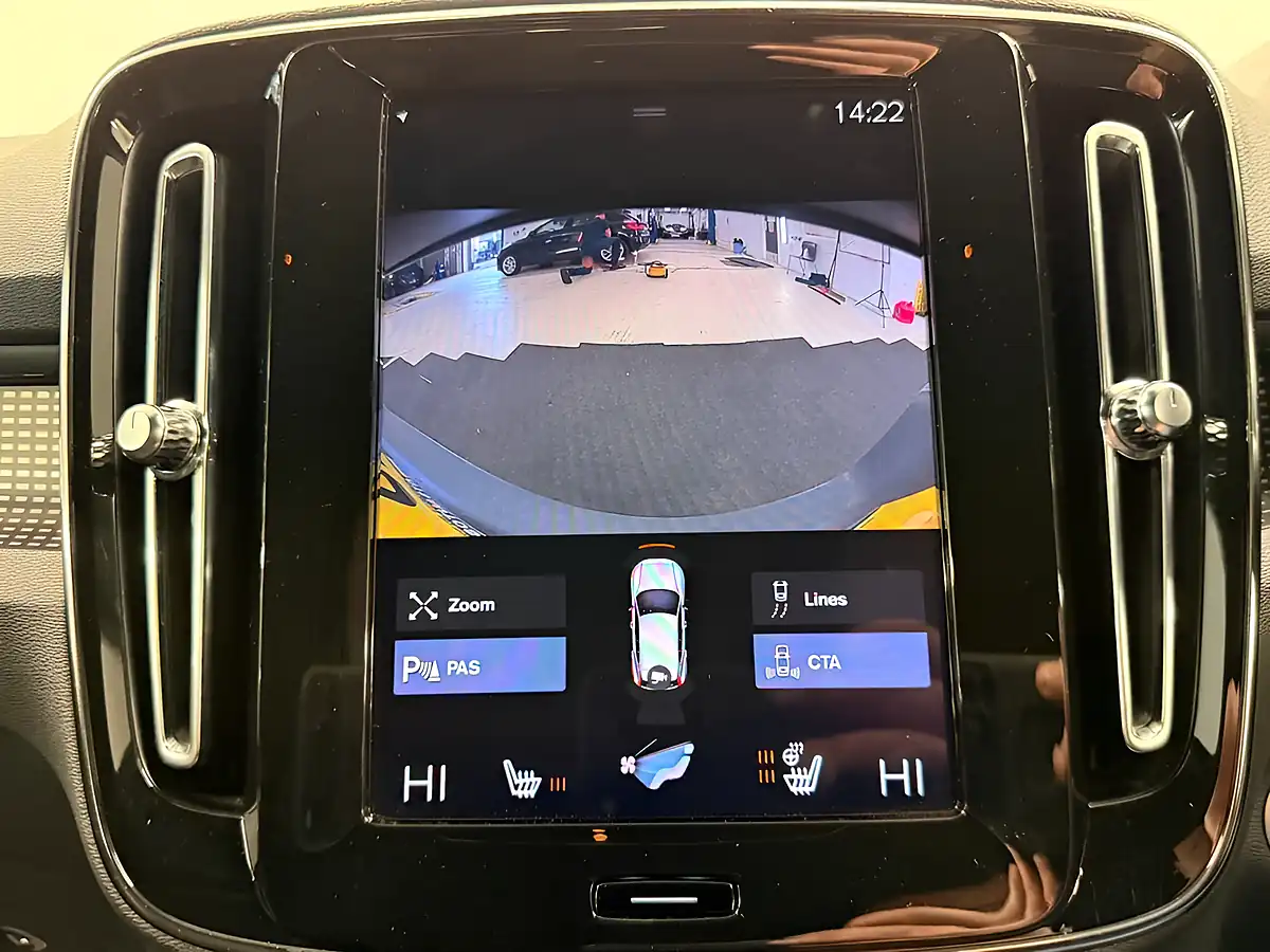 Used 2020 Volvo Xc40 R-Design Pro Bursting Blue - Interior and Exterior details 14