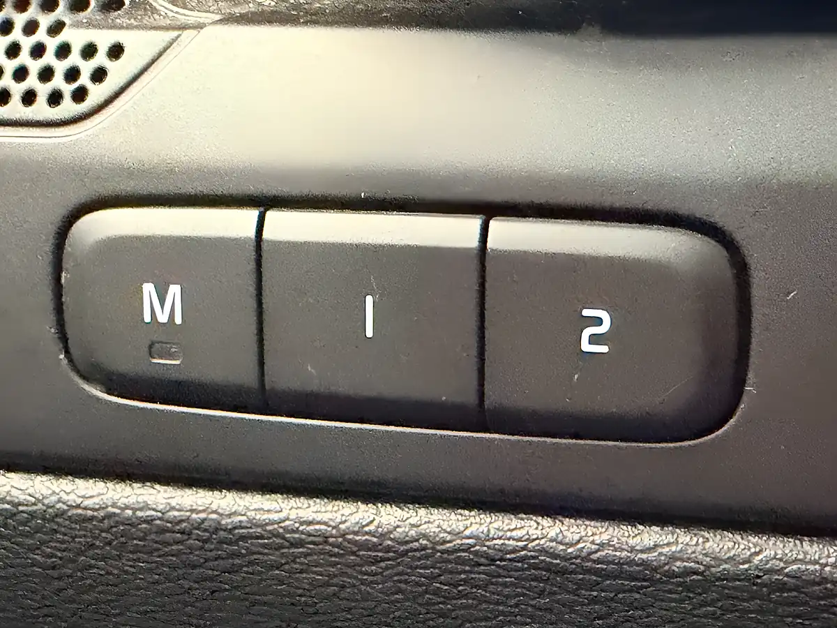 Used 2020 Volvo Xc40 R-Design Pro Bursting Blue - Interior and Exterior details 15