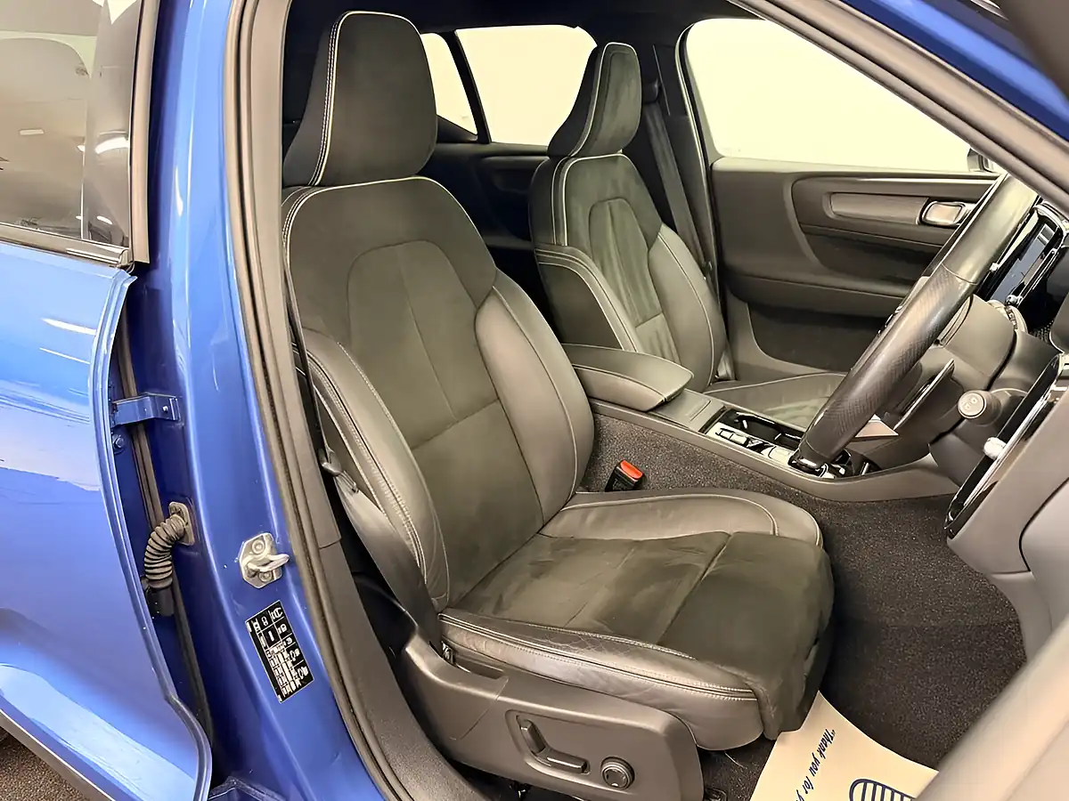 Used 2020 Volvo Xc40 R-Design Pro Bursting Blue - Interior and Exterior details 3