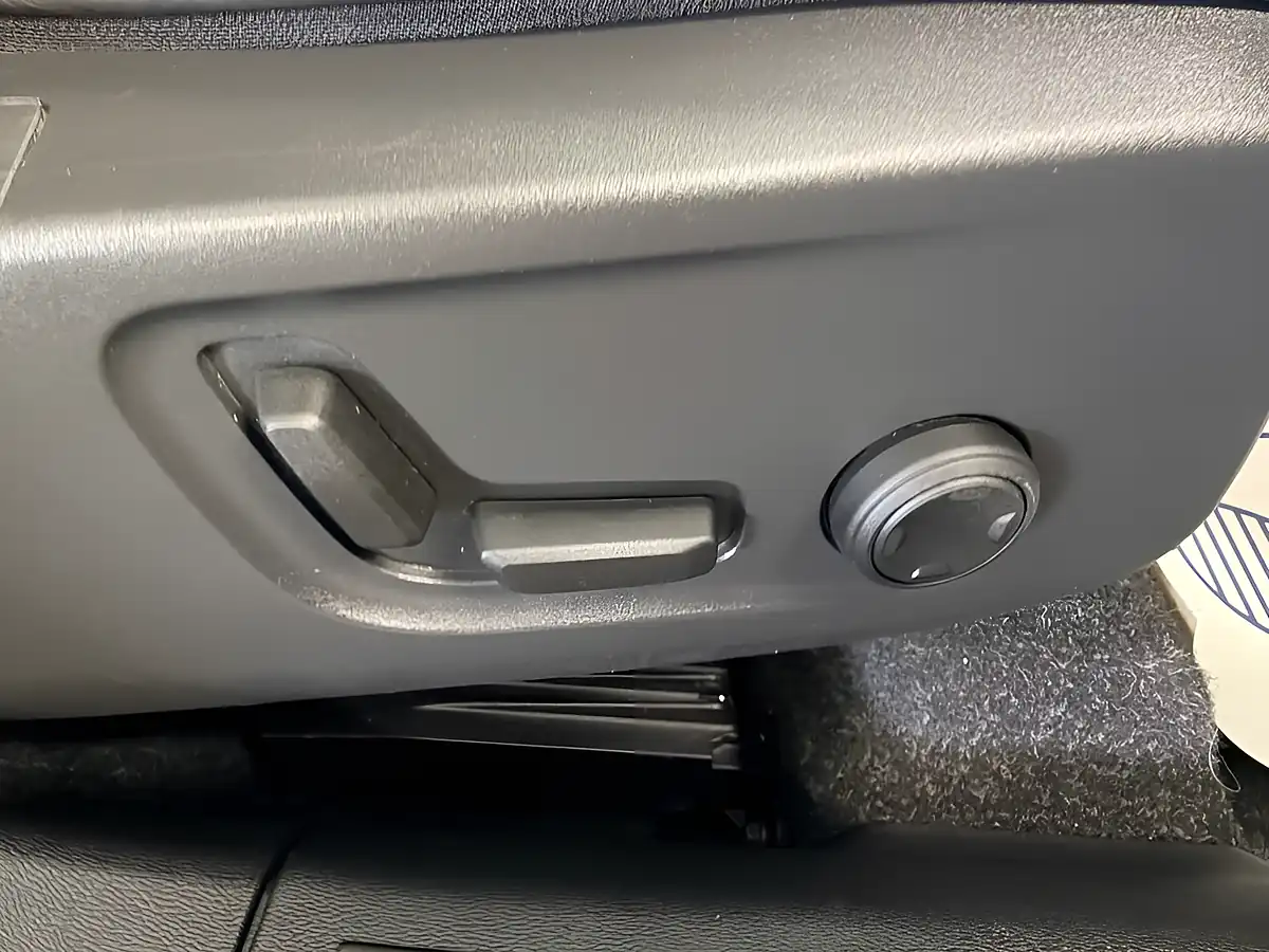 Used 2020 Volvo Xc40 R-Design Pro Bursting Blue - Interior and Exterior details 4