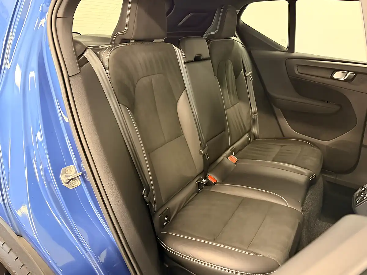 Used 2020 Volvo Xc40 R-Design Pro Bursting Blue - Interior and Exterior details 5