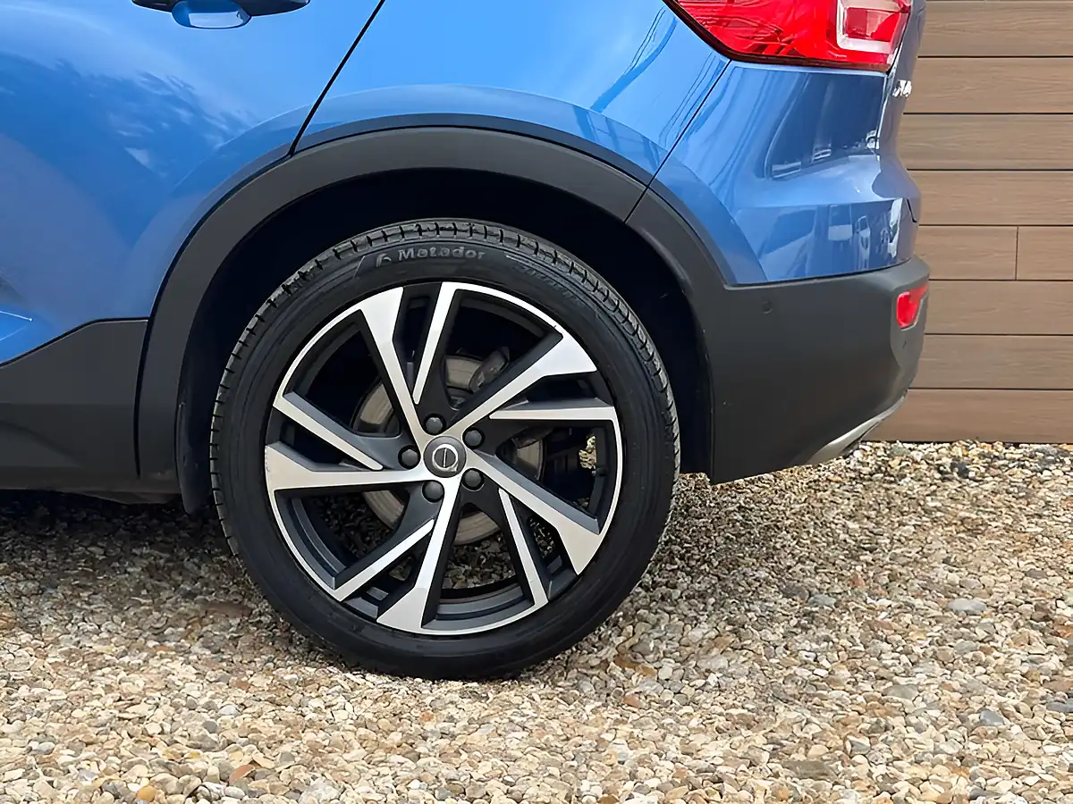 Used 2020 Volvo XC40 R-Design Pro Bursting Blue - Interior and Exterior details 12