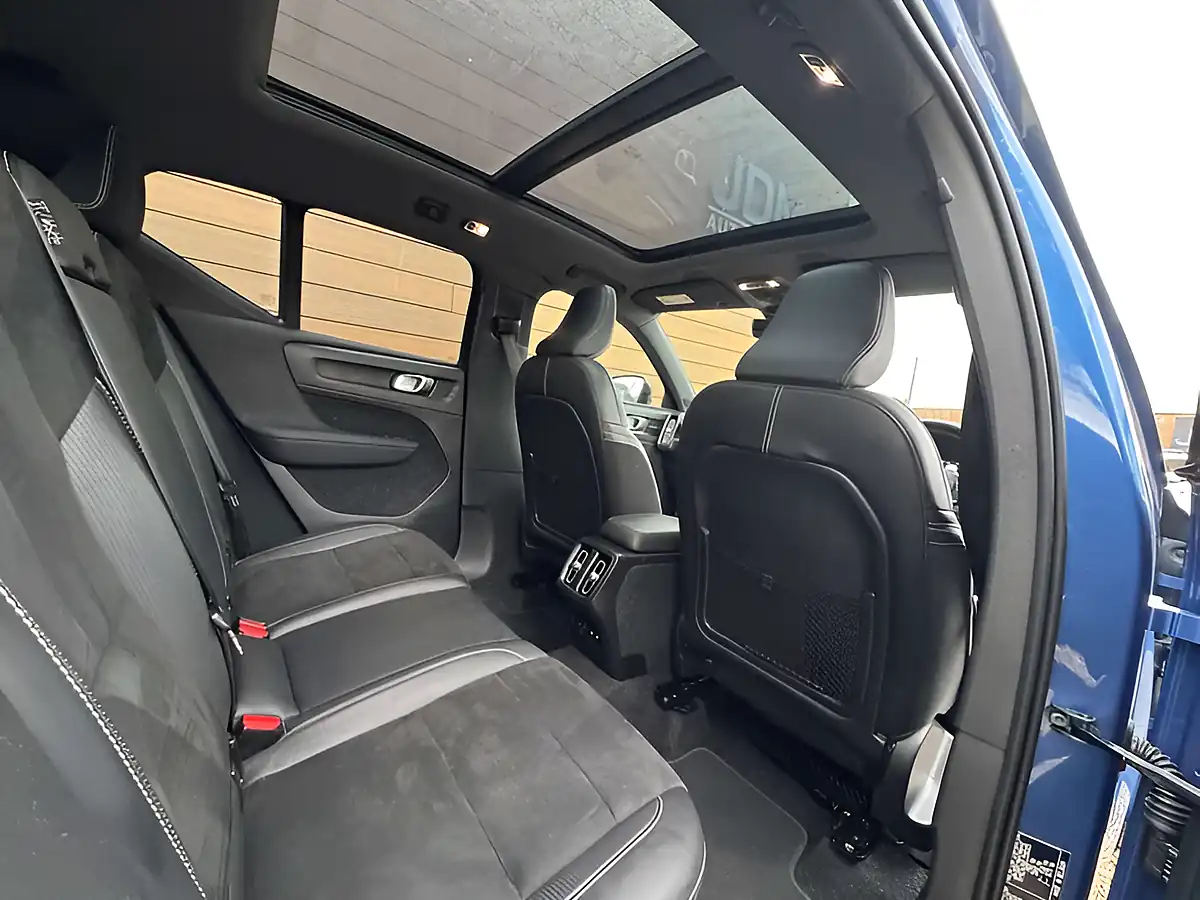 Used 2020 Volvo XC40 R-Design Pro Bursting Blue - Interior and Exterior details 15
