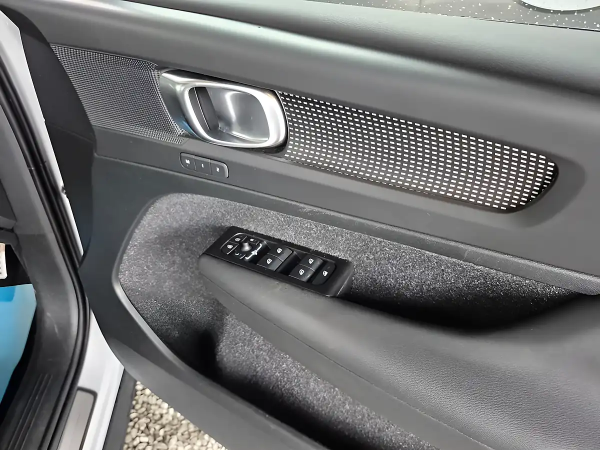 Used 2020 Volvo XC40 R-Design Pro Silver - Interior and Exterior details 15
