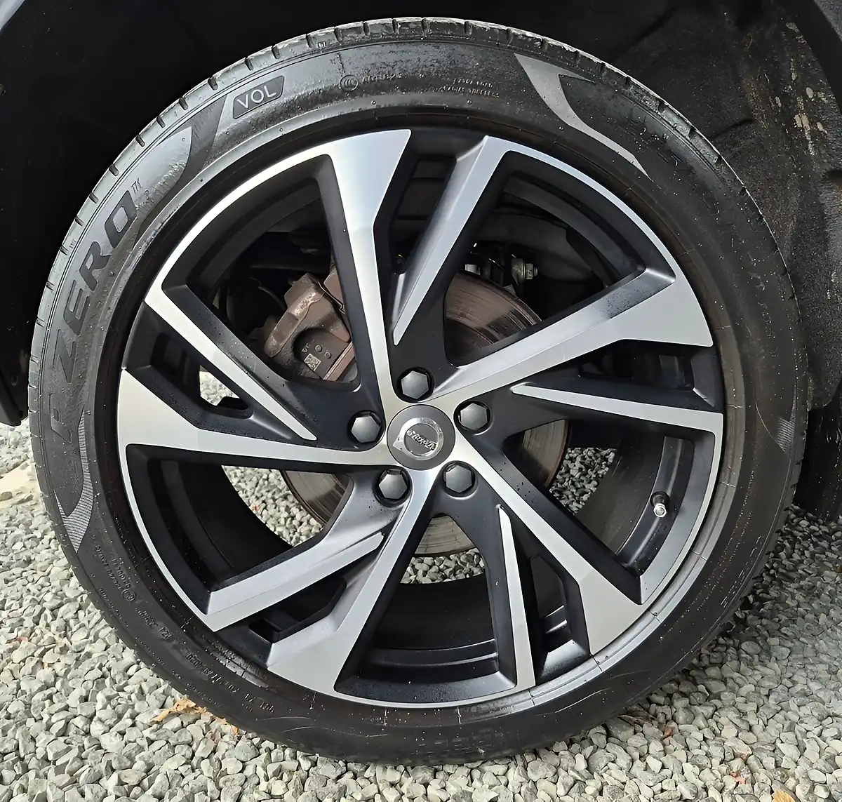 Used 2020 Volvo XC40 R-Design Pro Silver - Interior and Exterior details 17